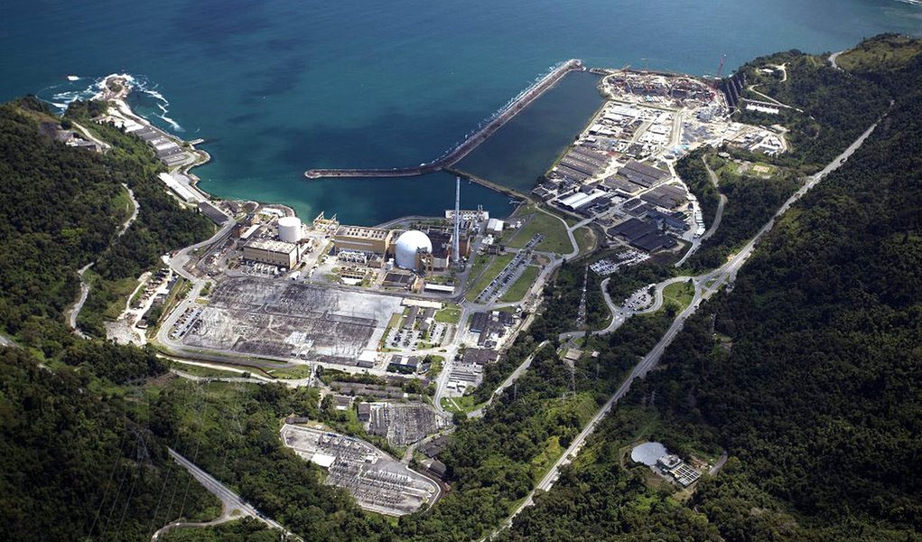 A usina nuclear Angra 1 será desconectada do Sistema Interligado Nacional (SIN) à zero hora deste sábado (18), para ser reabastecida; o procedimento, considerado uma parada programada, deve interromper a produção da unidade por 37 dias; esse tipo de parada para reabastecimento ocorre anualmente e, neste ano, foi programado levando em conta os Jogos Olímpicos e Paralímpícos do Rio; as competições acontecem entre agosto e setembro, quando Angra 1 já terá retomado a produção de energia elétrica (Foto: Leonardo Lucena) A usina nuclear Angra 1 será desconectada do Sistema Interligado Nacional (SIN) à zero hora deste sábado (18), para ser reabastecida; o procedimento, considerado uma parada programada, deve interromper a produção da unidade por 37 dias; esse tipo de parada para reabastecimento ocorre anualmente e, neste ano, foi programado levando em conta os Jogos Olímpicos e Paralímpícos do Rio; as competições acontecem entre agosto e setembro, quando Angra 1 já terá retomado a produção de energia elétrica