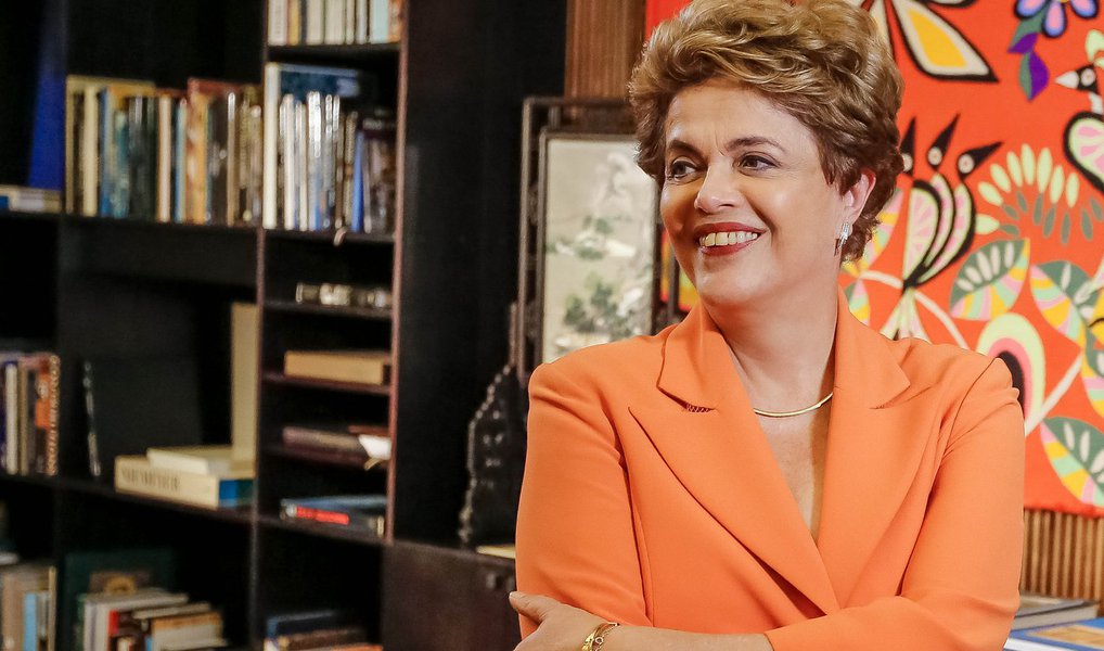 Em nova entrevista nesta quarta-feira 6, desta vez à Rádio O Povo CBN, do Ceará, a presidente eleita Dilma Rousseff defendeu seu retorno ao governo como a possibilidade da volta da normalidade democrática; "Não estou nessa luta para preservar o meu mandato. Eu estou nesta luta para preservar a democracia e fazê-la avançar", declarou; Dilma se disse vítima de um golpe que só traz retrocessos ao Brasil; a presidente destacou ações de seu governo no combate à corrupção e questionou o uso político que é dado ao processo de combate à corrupção neste momento; "Não se utiliza o combate à corrupção como instrumento político para derrubar a, b ou c, como os vazamentos seletivos" (Foto: Fatima 247) Em nova entrevista nesta quarta-feira 6, desta vez à Rádio O Povo CBN, do Ceará, a presidente eleita Dilma Rousseff defendeu seu retorno ao governo como a possibilidade da volta da normalidade democrática; "Não estou nessa luta para preservar o meu mandato. Eu estou nesta luta para preservar a democracia e fazê-la avançar", declarou; Dilma se disse vítima de um golpe que só traz retrocessos ao Brasil; a presidente destacou ações de seu governo no combate à corrupção e questionou o uso político que é dado ao processo de combate à corrupção neste momento; "Não se utiliza o combate à corrupção como instrumento político para derrubar a, b ou c, como os vazamentos seletivos"