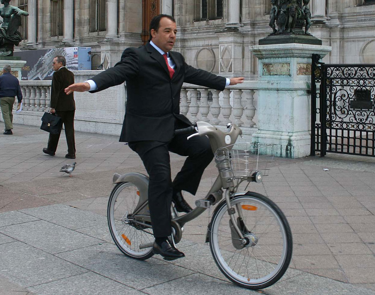 Sergio Cabral bicicleta Paris (Foto: Giuliana Miranda) Sergio Cabral bicicleta Paris