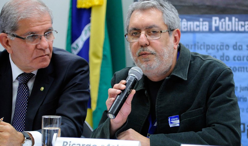 A audiência pública realizada nesta terça (21) na Câmara sobre o desmonte da EBC pelo governo interino de Michel Temer gerou bate-boca; de um lado, dirigentes e funcionários da empresa pública. Do outro, deputados da base de Temer; Ricardo Melo, diretor-presidente da EBC, chamou a tentativa de mudanças na empresa de "golpe" e criticou as tentativas de se atribuir as intenções de fechar a TV Brasil, um dos braços da EBC, à audiência quase inexistente e destacou que, fosse assim, outros órgãos de comunicação privados deveriam ter decretado falência há tempos (Foto: Valter Lima) A audiência pública realizada nesta terça (21) na Câmara sobre o desmonte da EBC pelo governo interino de Michel Temer gerou bate-boca; de um lado, dirigentes e funcionários da empresa pública. Do outro, deputados da base de Temer; Ricardo Melo, diretor-presidente da EBC, chamou a tentativa de mudanças na empresa de "golpe" e criticou as tentativas de se atribuir as intenções de fechar a TV Brasil, um dos braços da EBC, à audiência quase inexistente e destacou que, fosse assim, outros órgãos de comunicação privados deveriam ter decretado falência há tempos