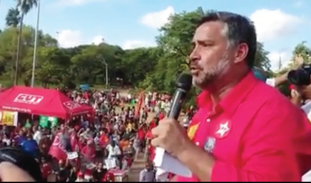 Deputado bateu duro em políticos que pedem o impeachment da presidente Dilma; "Se esta direita, que cheira a naftalina, acha que vai voltar a governar esse País, eles que se preparem bem, porque vão ter que ganhar no voto em 2018"; "O Lula vem aí de novo", anunciou o parlamentar, durante ato pró-governo em Porto Alegre neste domingo; Paulo Pimenta (PT-RS) chamou de "marionetes" o juiz Sergio Moro, o presidente da Câmara, Eduardo Cunha (PMDB-RJ), e o ministro do STF Gilmar Mendes; o "chefe" deles é a Globo, disse (Foto: Leonardo Lucena) Deputado bateu duro em políticos que pedem o impeachment da presidente Dilma; "Se esta direita, que cheira a naftalina, acha que vai voltar a governar esse País, eles que se preparem bem, porque vão ter que ganhar no voto em 2018"; "O Lula vem aí de novo", anunciou o parlamentar, durante ato pró-governo em Porto Alegre neste domingo; Paulo Pimenta (PT-RS) chamou de "marionetes" o juiz Sergio Moro, o presidente da Câmara, Eduardo Cunha (PMDB-RJ), e o ministro do STF Gilmar Mendes; o "chefe" deles é a Globo, disse
