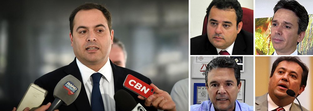 Quatro secretários estaduais do Governo de Pernambuco devem pedir demissão para reassumirem seus mandatos de deputados federais e voltar à Câmara com um único e claro objetivo: votar a favor do impeachment da presidente Dilma Rousseff; são eles: Danilo Cabral (Planejamento), Felipe Carreras (Turismo) e André de Paula (Cidades); já o secretário dos Transportes, Sebastião Oliveira (PR), aguarda posição da direção nacional do partido; após cumprirem "a tarefa" avalizada pelo governador Paulo Câmara (PSB), eles deverão retornar aos seus respectivos cargos (Foto: Paulo Emílio) Quatro secretários estaduais do Governo de Pernambuco devem pedir demissão para reassumirem seus mandatos de deputados federais e voltar à Câmara com um único e claro objetivo: votar a favor do impeachment da presidente Dilma Rousseff; são eles: Danilo Cabral (Planejamento), Felipe Carreras (Turismo) e André de Paula (Cidades); já o secretário dos Transportes, Sebastião Oliveira (PR), aguarda posição da direção nacional do partido; após cumprirem "a tarefa" avalizada pelo governador Paulo Câmara (PSB), eles deverão retornar aos seus respectivos cargos