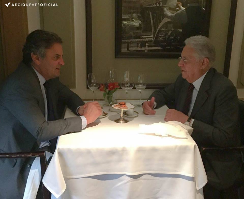 Aécio não se fez de rogado e publicou foto do jantar, em seu facebook, com o grão-tucano de 84 anos, no qual, "inspirados" e irresponsavelmente golpistas, conspiraram, recorrentemente, contra o mandato da presidente Dilma Rousseff (Foto: Davis Sena Filho) Aécio não se fez de rogado e publicou foto do jantar, em seu facebook, com o grão-tucano de 84 anos, no qual, "inspirados" e irresponsavelmente golpistas, conspiraram, recorrentemente, contra o mandato da presidente Dilma Rousseff