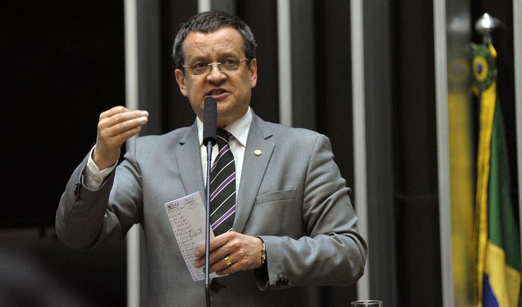 Beto Albuquerque chega de viagem aos EUA para pregar o impeachment de Dilma Rousseff dentro do PSB, ex-partido da base governista; os governadores do partido, Paulo Câmara (PE) e Ricardo Coutinho (PB), assinaram um manifesto contra o golpe (Foto: Roberta Namour) Beto Albuquerque chega de viagem aos EUA para pregar o impeachment de Dilma Rousseff dentro do PSB, ex-partido da base governista; os governadores do partido, Paulo Câmara (PE) e Ricardo Coutinho (PB), assinaram um manifesto contra o golpe