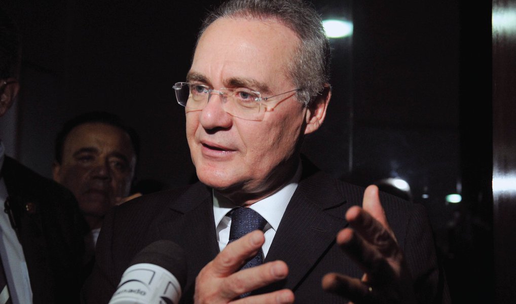 O presidente do Congresso, senador Renan Calheiros (PMDB-AL), leu nesta quarta (21) o despacho no qual abre prazo de 30 dias, prorrogáveis por mais 15, para que o governo apresente defesa na questão da rejeição das contas públicas no ano fiscal de 2014; ontem, o despacho já tinha sido lido no plenário do Senado comunicando o recebimento do acórdão do Tribunal de Contas da União (TCU) recomendando a rejeição das contas, mas a leitura não tratou da abertura de prazo de defesa (Foto: Valter Lima) O presidente do Congresso, senador Renan Calheiros (PMDB-AL), leu nesta quarta (21) o despacho no qual abre prazo de 30 dias, prorrogáveis por mais 15, para que o governo apresente defesa na questão da rejeição das contas públicas no ano fiscal de 2014; ontem, o despacho já tinha sido lido no plenário do Senado comunicando o recebimento do acórdão do Tribunal de Contas da União (TCU) recomendando a rejeição das contas, mas a leitura não tratou da abertura de prazo de defesa