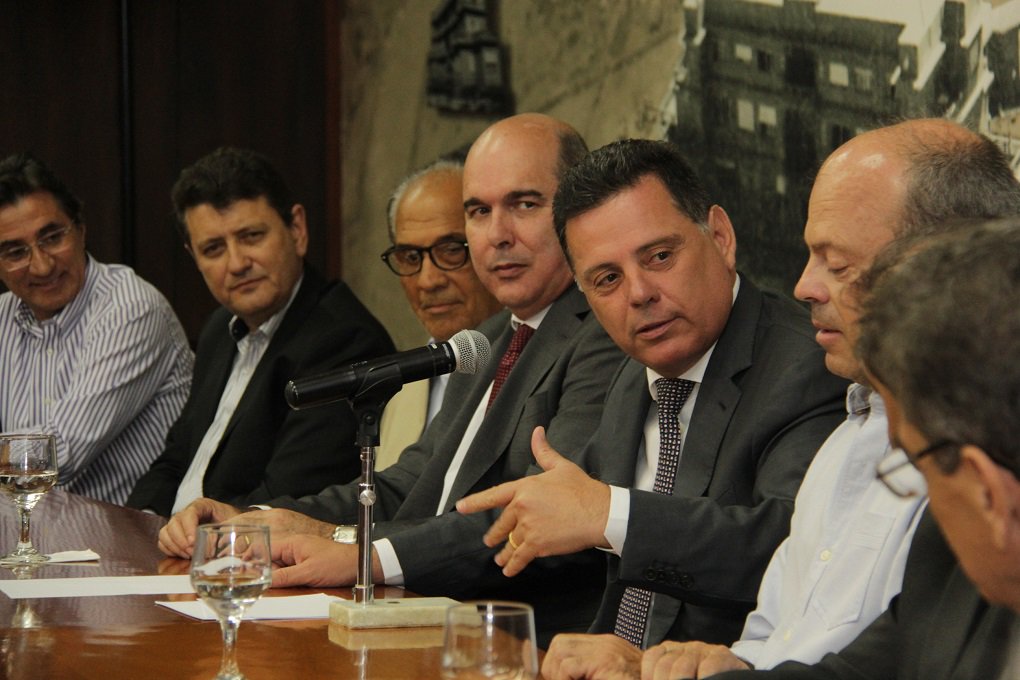 Governador Marconi Perillo assinou contrato de parceria entre governo de Goiás, via Celg GT, e a iniciativa privada para construção de usina fotovoltaica na cidade de Morrinhos, no Sul do Estado; Marconi afirmou que a energia fotovoltaica, produzida a partir da radiação solar natural, é uma das fontes mais limpas acessíveis; “Seu uso é altamente promissor no Brasil, e em especial no Centro-Oeste, pelos altos índices de insolação e outras condições climáticas”; a usina de Morrinhos é a primeira de seis que serão construídas nos próximos 12 meses (Foto: José Barbacena) Governador Marconi Perillo assinou contrato de parceria entre governo de Goiás, via Celg GT, e a iniciativa privada para construção de usina fotovoltaica na cidade de Morrinhos, no Sul do Estado; Marconi afirmou que a energia fotovoltaica, produzida a partir da radiação solar natural, é uma das fontes mais limpas acessíveis; “Seu uso é altamente promissor no Brasil, e em especial no Centro-Oeste, pelos altos índices de insolação e outras condições climáticas”; a usina de Morrinhos é a primeira de seis que serão construídas nos próximos 12 meses