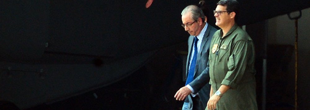 Ex-deputado Eduardo Cunha teria dito a amigos, um dia antes de ser preso pela Polícia Federal no âmbito da Operação Lava Jato, estar disposto a entregar todos os "traidores" que teriam participado de alguma forma dos esquemas de corrupção e desvios em contratos na Petrobras; expectativa é que Cunha comece a delatar os "traidores" já em seu primeiro depoimento (Foto: Paulo Emílio) Ex-deputado Eduardo Cunha teria dito a amigos, um dia antes de ser preso pela Polícia Federal no âmbito da Operação Lava Jato, estar disposto a entregar todos os "traidores" que teriam participado de alguma forma dos esquemas de corrupção e desvios em contratos na Petrobras; expectativa é que Cunha comece a delatar os "traidores" já em seu primeiro depoimento