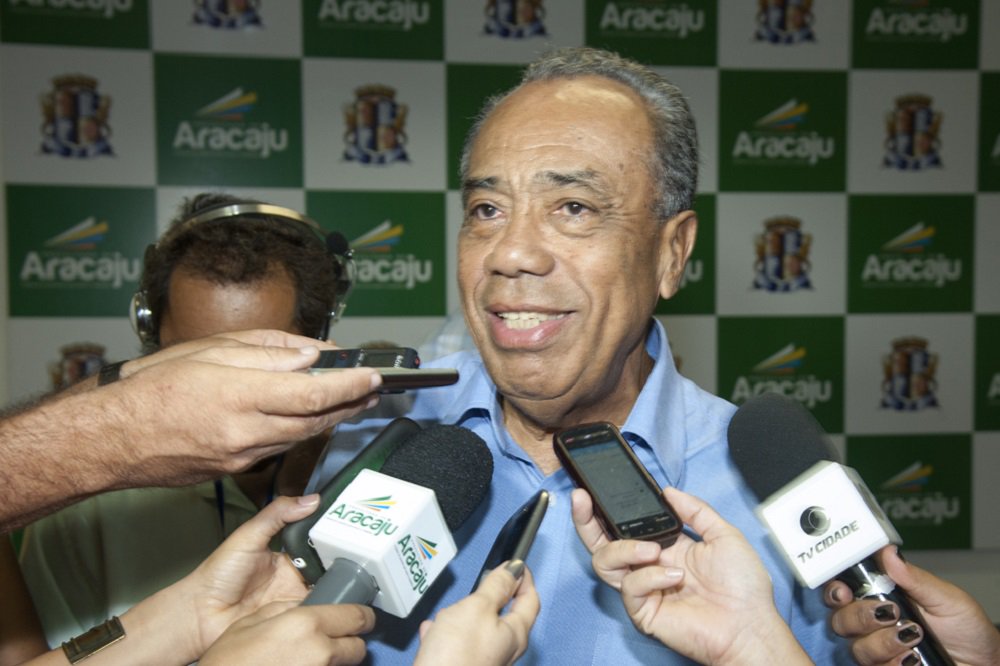 Ao fazer um balanço dos três anos de sua gestão em Aracaju, o prefeito João Alves Filho (DEM) nega que tenha poucos resultados a apresentar à população; "Na verdade eu não fiz muito pouco. Conversando com meus colegas prefeitos de outros estados, ficaram surpreendidos com o que avançamos. Agora, não devemos ficar subjulgados a questão de publicidade, de divulgação. Nós temos muito o que mostrar", disse; ao ser questionado de zero a dez qual nota daria a sua administração nesses três anos de governo, disse: "Essa nota não deve ser dada por mim, pois sou suspeito. Quem deve dar é o povo. E é nesse povo que confio"; ele não confirma ainda se irá disputar a reeleição: "Isso é uma conjectura" (Foto: Valter Lima) Ao fazer um balanço dos três anos de sua gestão em Aracaju, o prefeito João Alves Filho (DEM) nega que tenha poucos resultados a apresentar à população; "Na verdade eu não fiz muito pouco. Conversando com meus colegas prefeitos de outros estados, ficaram surpreendidos com o que avançamos. Agora, não devemos ficar subjulgados a questão de publicidade, de divulgação. Nós temos muito o que mostrar", disse; ao ser questionado de zero a dez qual nota daria a sua administração nesses três anos de governo, disse: "Essa nota não deve ser dada por mim, pois sou suspeito. Quem deve dar é o povo. E é nesse povo que confio"; ele não confirma ainda se irá disputar a reeleição: "Isso é uma conjectura"