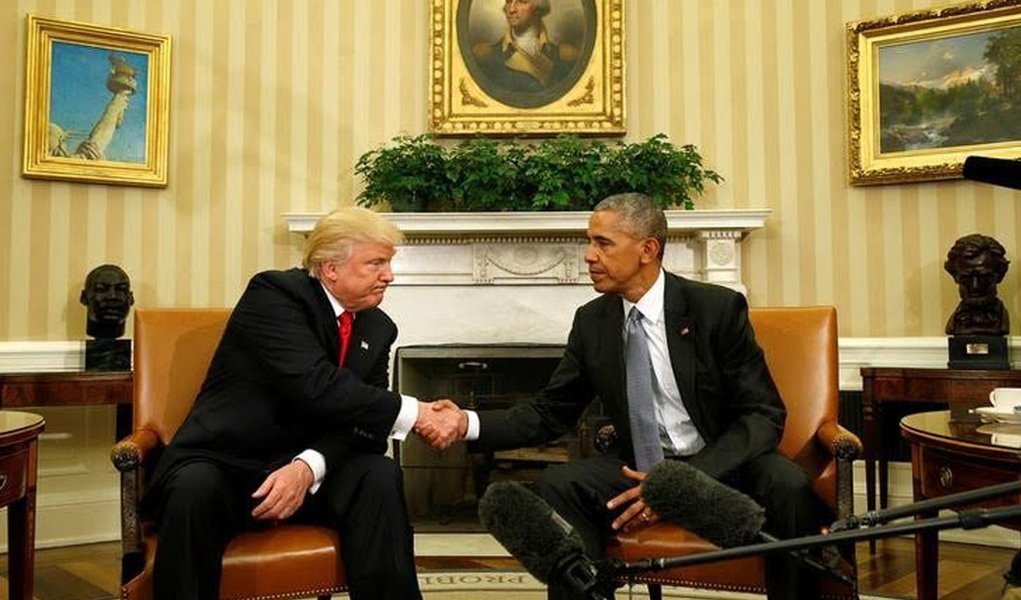 Presidente dos Estados Unidos, Barack Obama, e o presidente eleito, Donald Trump, discutiram nesta quinta-feira, 10, uma série de assuntos de política interna e externa na Casa Branca durante a primeira reunião entre eles desde a vitória eleitoral de Trump; em declarações a repórteres no Salão Oval, Obama disse que fará tudo o que puder para ajudar o republicano a ter sucesso quando assumir o cargo, em 20 de janeiro; Trump respondeu afirmando esperar mais reuniões com Obama (Foto: Aquiles Lins) Presidente dos Estados Unidos, Barack Obama, e o presidente eleito, Donald Trump, discutiram nesta quinta-feira, 10, uma série de assuntos de política interna e externa na Casa Branca durante a primeira reunião entre eles desde a vitória eleitoral de Trump; em declarações a repórteres no Salão Oval, Obama disse que fará tudo o que puder para ajudar o republicano a ter sucesso quando assumir o cargo, em 20 de janeiro; Trump respondeu afirmando esperar mais reuniões com Obama
