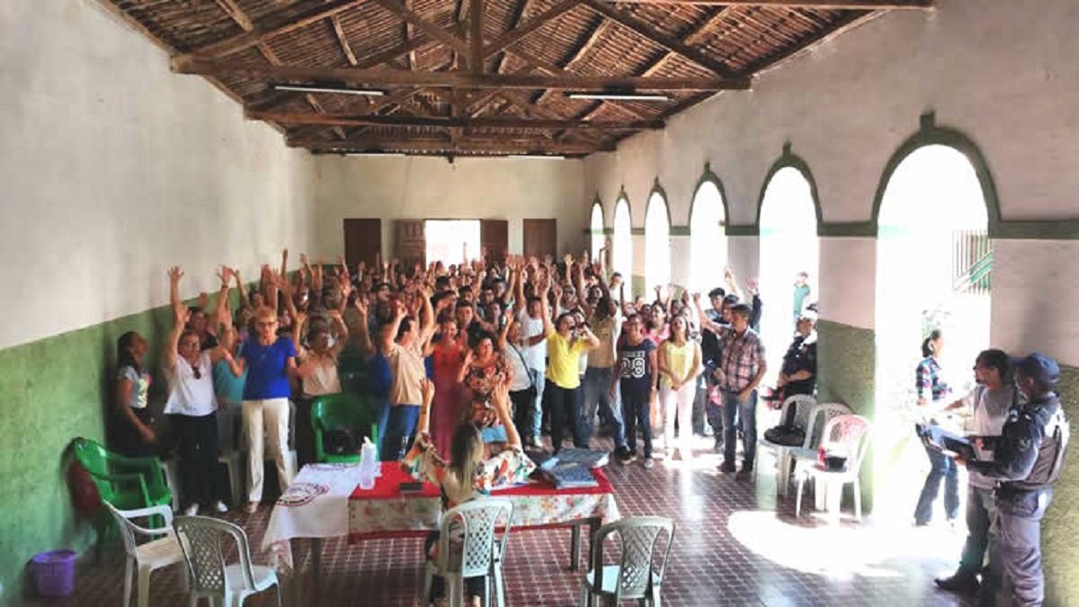 O levantamento foi feito pela Federação entre os dias 20 e 25 de janeiro de 2017. A situação é caracterizada como resultado do processo de desmonte municipal pós-eleições. A maioria das cidades já contou com paralisações ou outras movimentações. Servidores ameaçam parar completamente as atividades na maioria dos casos sem indicativo de solução. Diante da situação, os servidores da prefeitura de Jardim deliberaram entrar greve a partir do próximo dia 26 (Foto: Fatima 247) O levantamento foi feito pela Federação entre os dias 20 e 25 de janeiro de 2017. A situação é caracterizada como resultado do processo de desmonte municipal pós-eleições. A maioria das cidades já contou com paralisações ou outras movimentações. Servidores ameaçam parar completamente as atividades na maioria dos casos sem indicativo de solução. Diante da situação, os servidores da prefeitura de Jardim deliberaram entrar greve a partir do próximo dia 26