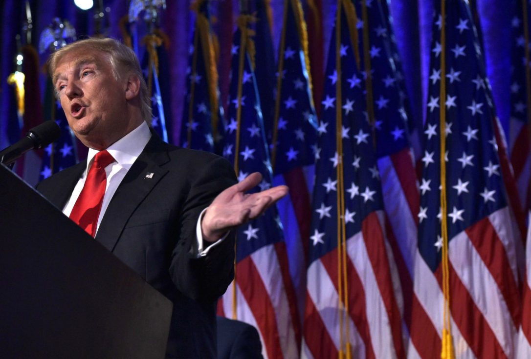 Para o público interino, Donald Trump disse que nenhum americano será esquecido e que toda a infraestrutura do País será reconstruída, de modo a gerar crescimento econômico; para fora, ele afirmou que todos os países que "que quiserem se dar bem com os Estados Unidos" terão essa oportunidade e que sua lógica não será a do conflito; vídeo traduzido (Foto: Leonardo Attuch) Para o público interino, Donald Trump disse que nenhum americano será esquecido e que toda a infraestrutura do País será reconstruída, de modo a gerar crescimento econômico; para fora, ele afirmou que todos os países que "que quiserem se dar bem com os Estados Unidos" terão essa oportunidade e que sua lógica não será a do conflito; vídeo traduzido