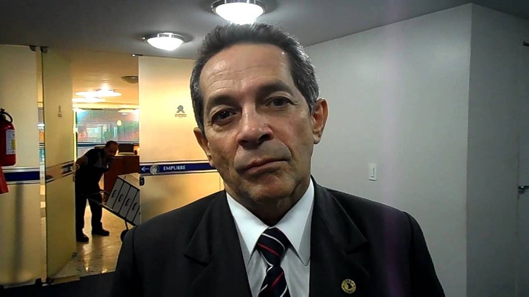 Depois de adiar sua filiação ao PSB quase ao limite do prazo legal, Heitor Férrer finalmente assina hoje a ficha no seu novo partido. A filiação será discreta, sem comemoração festiva, a pedido do próprio parlamentar. Heitor deixa o PDT se dizendo preterido pelo partido no qual militou durante 28 anos, sendo que nos últimos anos, sempre na contramão das decisões partidárias, mas gozando da complacência da direção da legenda por considerá-lo um trunfo eleitoral importante e ao mesmo tempo inofensivo, uma vez que Heitor nunca teve o controle da maioria do partido. Agora é esperar que Danilo Forte, atual presidente do PSB, se renda também à lógica de Heitor e não cobre fidelidade às decisões da maioria partidária (Foto: Fatima 247) Depois de adiar sua filiação ao PSB quase ao limite do prazo legal, Heitor Férrer finalmente assina hoje a ficha no seu novo partido. A filiação será discreta, sem comemoração festiva, a pedido do próprio parlamentar. Heitor deixa o PDT se dizendo preterido pelo partido no qual militou durante 28 anos, sendo que nos últimos anos, sempre na contramão das decisões partidárias, mas gozando da complacência da direção da legenda por considerá-lo um trunfo eleitoral importante e ao mesmo tempo inofensivo, uma vez que Heitor nunca teve o controle da maioria do partido. Agora é esperar que Danilo Forte, atual presidente do PSB, se renda também à lógica de Heitor e não cobre fidelidade às decisões da maioria partidária