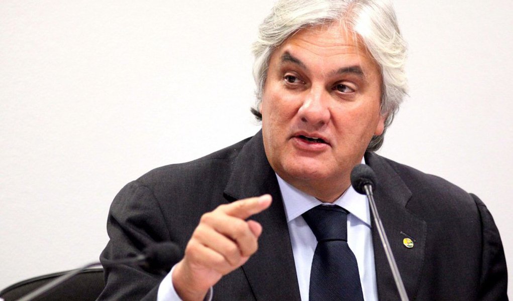 O senador Delcídio Amaral (PT-MS), que deixou a prisão na última semana, deverá discursar no Senado nesta terça-feira (23), quando se dirá "inocente" e que foi "vítima de uma armadilha"; durante este fim de semana, ele está elaborando seu discurso. "Preciso de paz para elaborar meu discurso", teria dito o senador a aliados após reconquistar a liberdade; segundo amigos, Delcídio disse que pretende "escrever sua história sem revanchismo", em uma espécie de livro ou diário (Foto: Valter Lima) O senador Delcídio Amaral (PT-MS), que deixou a prisão na última semana, deverá discursar no Senado nesta terça-feira (23), quando se dirá "inocente" e que foi "vítima de uma armadilha"; durante este fim de semana, ele está elaborando seu discurso. "Preciso de paz para elaborar meu discurso", teria dito o senador a aliados após reconquistar a liberdade; segundo amigos, Delcídio disse que pretende "escrever sua história sem revanchismo", em uma espécie de livro ou diário