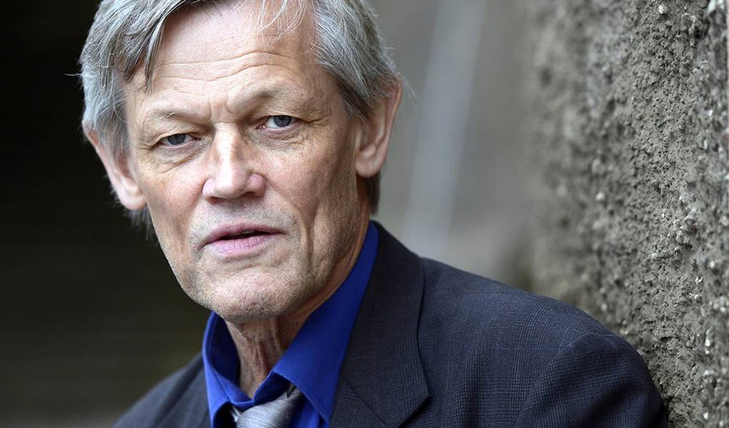 Um dos 16 integrantes da Suprema Corte da Suécia, juiz sueco Göran Lambertz afirma que "alguns atores do processo legal que se desenvolve no Brasil não são totalmente independentes em relação aos aspectos políticos"; "Porque trata-se de algo tão impensável na Suécia, que não consigo sequer imaginar que isso possa ocorrer. Valer-se de grampos e divulgar conversas telefônicas interceptadas, seja de que cidadão for, não é tarefa de um juiz", diz (Foto: Roberta Namour) Um dos 16 integrantes da Suprema Corte da Suécia, juiz sueco Göran Lambertz afirma que "alguns atores do processo legal que se desenvolve no Brasil não são totalmente independentes em relação aos aspectos políticos"; "Porque trata-se de algo tão impensável na Suécia, que não consigo sequer imaginar que isso possa ocorrer. Valer-se de grampos e divulgar conversas telefônicas interceptadas, seja de que cidadão for, não é tarefa de um juiz", diz