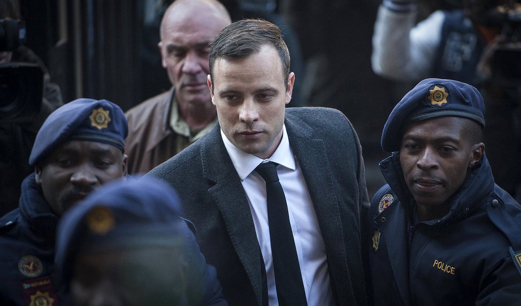 O Estado e grande parte da população da África do Sul queriam que o campeão paralímpico sul-africano Oscar Pistorius recebesse no mínimo a sentença prescrita de 15 anos para assassinato, dizendo que ele não expressou sinais de remorso pela morte de sua então namorada, Reeva Steenkamp, em 2013 (Foto: Roberta Namour) O Estado e grande parte da população da África do Sul queriam que o campeão paralímpico sul-africano Oscar Pistorius recebesse no mínimo a sentença prescrita de 15 anos para assassinato, dizendo que ele não expressou sinais de remorso pela morte de sua então namorada, Reeva Steenkamp, em 2013