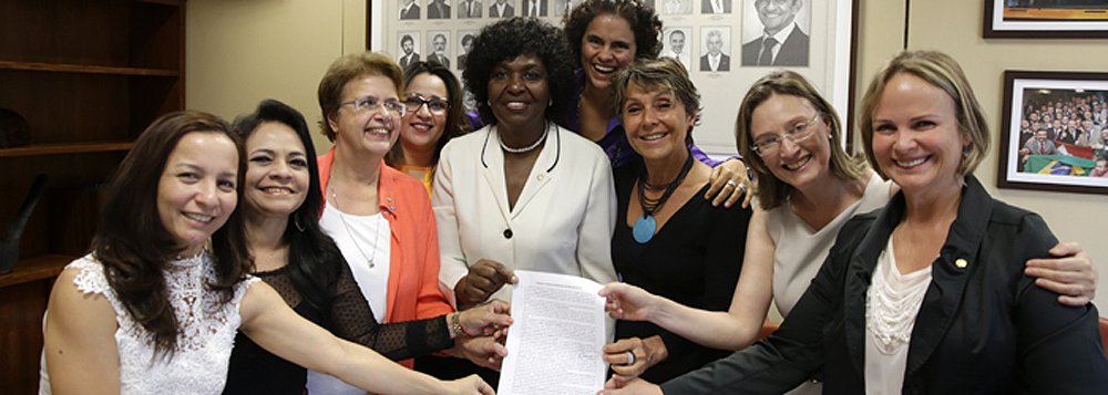 “Convidamos todas que lutam contra o patriarcado e contra o machismo para participarem deste ato em defesa da Democracia, pois a luta pelo empoderamento das mulheres passa também pelo fortalecimento do mandato da primeira mulher eleita e reeleita presidenta do Brasil”, diz o texto do convite para o ato das parlamentares mulheres em apoio a Dilma Rousseff e pela renúncia do presidente da Câmara, Eduardo Cunha (PMDB-RJ) (Foto: Roberta Namour) “Convidamos todas que lutam contra o patriarcado e contra o machismo para participarem deste ato em defesa da Democracia, pois a luta pelo empoderamento das mulheres passa também pelo fortalecimento do mandato da primeira mulher eleita e reeleita presidenta do Brasil”, diz o texto do convite para o ato das parlamentares mulheres em apoio a Dilma Rousseff e pela renúncia do presidente da Câmara, Eduardo Cunha (PMDB-RJ)