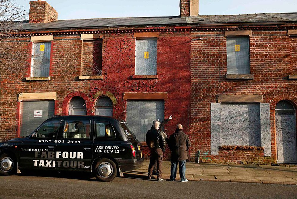 A londrina Jackie Holmes, uma fã dos Beatles, que já é dona de duas propriedades ligadas à banda, comprou um pequeno sobrado na cidade inglesa de Liverpool onde o baterista do grupo, Ringo Starr, cresceu (Foto: Gisele Federicce) A londrina Jackie Holmes, uma fã dos Beatles, que já é dona de duas propriedades ligadas à banda, comprou um pequeno sobrado na cidade inglesa de Liverpool onde o baterista do grupo, Ringo Starr, cresceu