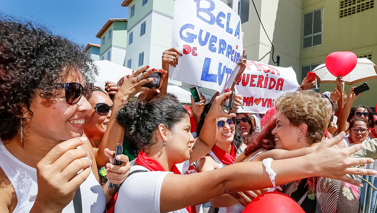Salvador - BA, 26/04/2016. Presidenta Dilma Rousseff durante cerimônia de entrega de unidades habitacionais em Salvador/BA e entregas simultâneas em São Carlos/SP, em Pirassununga/SP, em Caucaia/CE e em Santa Maria/RS. Foto: Roberto Stuckert Filho/PR (Foto: Paulo Emílio) Salvador - BA, 26/04/2016. Presidenta Dilma Rousseff durante cerimônia de entrega de unidades habitacionais em Salvador/BA e entregas simultâneas em São Carlos/SP, em Pirassununga/SP, em Caucaia/CE e em Santa Maria/RS. Foto: Roberto Stuckert Filho/PR