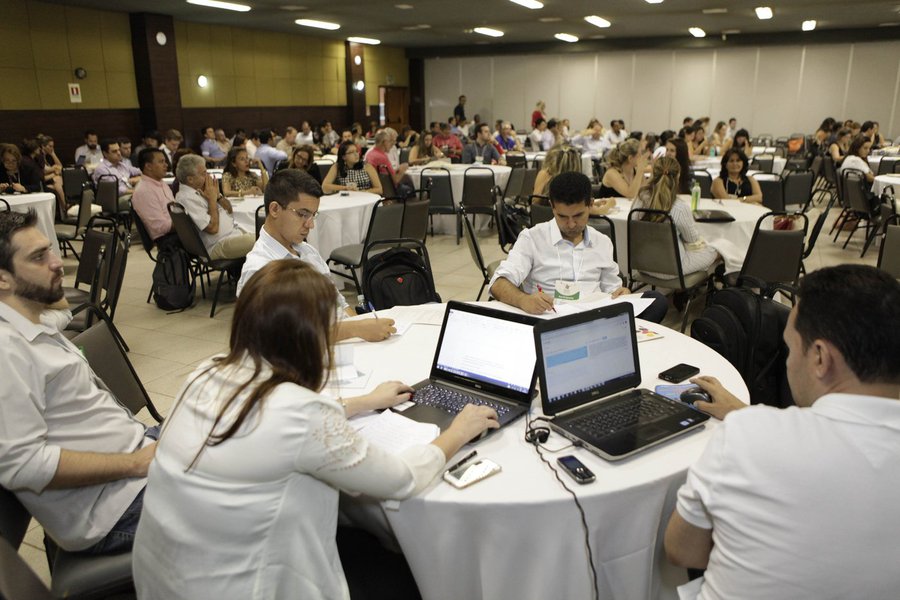 No painel de abertura “Sustentabilidade como negócio”, o gerente de Acesso à Inovação e Tecnologia do Sebrae, Célio Cabral de Sousa Júnior, apresentou soluções que o Sebrae recomenda para empresas que queiram se tornar mais sustentáveis; “Embora muitos acreditem que sustentabilidade é algo caro e possível apenas para grandes empresas, o Sebrae não pensa sem o papel ativo dos pequenos negócios. Há várias práticas que não requerem grandes investimentos e podem ser adotadas”, explicou (Foto: Luis Mauro Queiroz) No painel de abertura “Sustentabilidade como negócio”, o gerente de Acesso à Inovação e Tecnologia do Sebrae, Célio Cabral de Sousa Júnior, apresentou soluções que o Sebrae recomenda para empresas que queiram se tornar mais sustentáveis; “Embora muitos acreditem que sustentabilidade é algo caro e possível apenas para grandes empresas, o Sebrae não pensa sem o papel ativo dos pequenos negócios. Há várias práticas que não requerem grandes investimentos e podem ser adotadas”, explicou