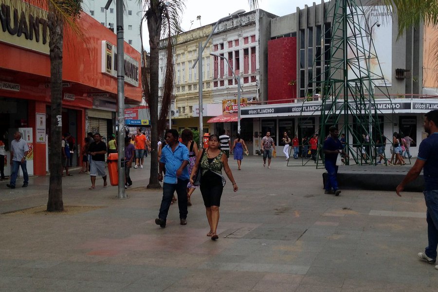 Sem entrar na conta os feriados estaduais e municipais, o Brasil terá em 2017 dez feriados prolongados, ou pontos facultativos; por conta desses dados, comerciantes alagoanos temem e já se preparam para os prejuízos; situação piora ainda mais quando o feriado cai no meio da semana (Foto: Voney Malta) Sem entrar na conta os feriados estaduais e municipais, o Brasil terá em 2017 dez feriados prolongados, ou pontos facultativos; por conta desses dados, comerciantes alagoanos temem e já se preparam para os prejuízos; situação piora ainda mais quando o feriado cai no meio da semana