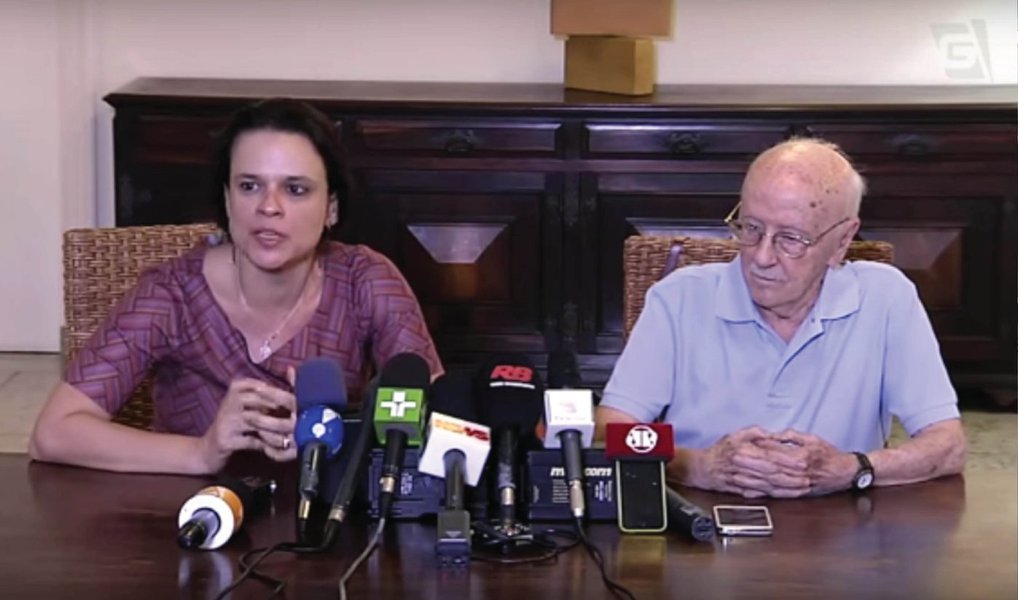 Autora do pedido de impeachment da presidenta Dilma, advogada Janaína Paschoal admitiu, apesar de ter as pedaladas fiscais como argumento jurídico, a decisão sobre o processo de afastamento é política; ao lado do jurista Hélio Bicudo, coautor da ação, que teve também a colaboração de Miguel Reali Jr., Janaína afirmou estar "satisfeita" com o acolhimento do pedido pela Câmara no último domingo (17); "Para se oferecer a denúncia, é necessário ter o respaldo jurídico, mas o julgamento, muito embora tenha esse fundamento jurídico, é um julgamento de natureza política", justificou a advogada (Foto: Leonardo Lucena) Autora do pedido de impeachment da presidenta Dilma, advogada Janaína Paschoal admitiu, apesar de ter as pedaladas fiscais como argumento jurídico, a decisão sobre o processo de afastamento é política; ao lado do jurista Hélio Bicudo, coautor da ação, que teve também a colaboração de Miguel Reali Jr., Janaína afirmou estar "satisfeita" com o acolhimento do pedido pela Câmara no último domingo (17); "Para se oferecer a denúncia, é necessário ter o respaldo jurídico, mas o julgamento, muito embora tenha esse fundamento jurídico, é um julgamento de natureza política", justificou a advogada