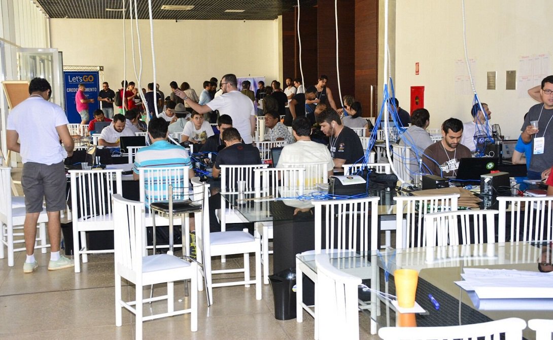 Evento feito em parceira da Segplan com a Secretaria de Desenvolvimento Econômico reúne mais de 50 estudantes de diversas faculdades goianas dos cursos de tecnologia, informática, engenharia e administração estão imersos em desafios para apresentar soluções tecnológicas para apresentar soluções para o governo de Goiás; ideia final é contribuir com a transparência do governo e construir instrumentos digitais para facilitar o acesso da população a dados existentes na base de dados do governo (Foto: José Barbacena) Evento feito em parceira da Segplan com a Secretaria de Desenvolvimento Econômico reúne mais de 50 estudantes de diversas faculdades goianas dos cursos de tecnologia, informática, engenharia e administração estão imersos em desafios para apresentar soluções tecnológicas para apresentar soluções para o governo de Goiás; ideia final é contribuir com a transparência do governo e construir instrumentos digitais para facilitar o acesso da população a dados existentes na base de dados do governo