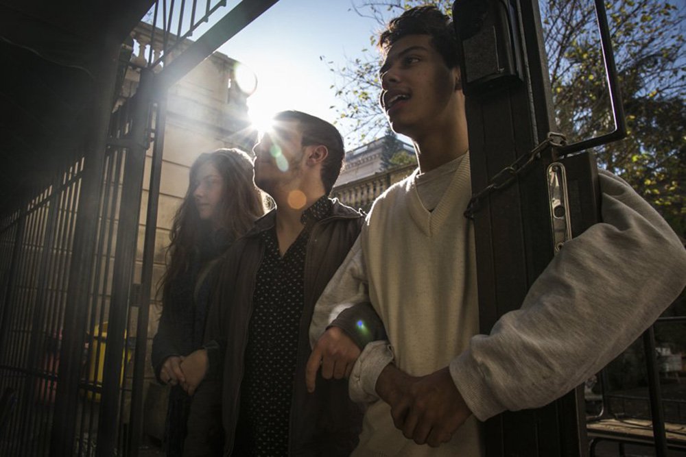 Estudantes de escolas estaduais aceitaram uma proposta do governo do Estado e decidiram desocupar as mais de 100 instituições de ensino ocupadas há mais de um mês no Estado; no entanto, alunos que compõe o Comitê das Escolas Independentes (CEI) — incluindo os colégios Paula Soares, Julio de Castilhos, Santos Dumont, Tubino, entre outros — anunciaram que rejeitam o acordo e que vão tentar manter as ocupações por tempo indeterminado; uma das ações do movimento foi a ocupação do prédio da secretaria estadual da Fazenda (Sefaz) (Foto: Leonardo Lucena) Estudantes de escolas estaduais aceitaram uma proposta do governo do Estado e decidiram desocupar as mais de 100 instituições de ensino ocupadas há mais de um mês no Estado; no entanto, alunos que compõe o Comitê das Escolas Independentes (CEI) — incluindo os colégios Paula Soares, Julio de Castilhos, Santos Dumont, Tubino, entre outros — anunciaram que rejeitam o acordo e que vão tentar manter as ocupações por tempo indeterminado; uma das ações do movimento foi a ocupação do prédio da secretaria estadual da Fazenda (Sefaz)