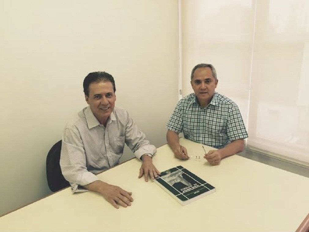 Engenheiro Luiz Bittencourt, pré-candidato a prefeito de Goiânia pelo PTB, reuniu-se com o deputado federal Pedro Chaves (PMDB), presidente do diretório estadual do PMDB; amigos de longa data, Bittencourt e Pedro Chaves conversaram sobre os últimos acontecimentos do Congresso Nacional, as dificuldades econômicas do País e sobre a sucessão municipal em Goiânia; Bittencourt defende que a eleição municipal do ano que vem seja pautada por um debate de alto nível e rico em propostas para uma nova Goiânia (Foto: José Barbacena) Engenheiro Luiz Bittencourt, pré-candidato a prefeito de Goiânia pelo PTB, reuniu-se com o deputado federal Pedro Chaves (PMDB), presidente do diretório estadual do PMDB; amigos de longa data, Bittencourt e Pedro Chaves conversaram sobre os últimos acontecimentos do Congresso Nacional, as dificuldades econômicas do País e sobre a sucessão municipal em Goiânia; Bittencourt defende que a eleição municipal do ano que vem seja pautada por um debate de alto nível e rico em propostas para uma nova Goiânia