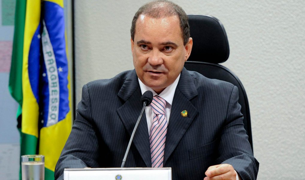 O senador Vicentinho Alves (PR-TO) deve mudar o voto sobre o impeachment da presidente Dilma; o parlamentar havia dito que votaria contra o afastamento da petista, mas, por orientação do líder do PR no Senado, Wellington Fagundes, e da executiva nacional da legenda, o congressista deve rever sua posição; o senador se diz indeciso, enquanto aguarda a análise do mérito do pedido de impeachment (Foto: Leonardo Lucena) O senador Vicentinho Alves (PR-TO) deve mudar o voto sobre o impeachment da presidente Dilma; o parlamentar havia dito que votaria contra o afastamento da petista, mas, por orientação do líder do PR no Senado, Wellington Fagundes, e da executiva nacional da legenda, o congressista deve rever sua posição; o senador se diz indeciso, enquanto aguarda a análise do mérito do pedido de impeachment