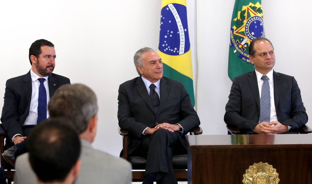 Ao dar posse nesta quarta-feira 22 ao novo presidente do IBGE, Paulo Rabello de Castro, o presidente interino, Michel Temer, voltou a dizer que a interinidade não tem atrapalhado a governabilidade e que, apesar do pouco tempo de gestão, conseguiu formar uma base sólida no Congresso "irmanada com o governo", que tem possibilitado a solução de problemas que há muito tempo estavam pendentes (Foto: Gisele Federicce) Ao dar posse nesta quarta-feira 22 ao novo presidente do IBGE, Paulo Rabello de Castro, o presidente interino, Michel Temer, voltou a dizer que a interinidade não tem atrapalhado a governabilidade e que, apesar do pouco tempo de gestão, conseguiu formar uma base sólida no Congresso "irmanada com o governo", que tem possibilitado a solução de problemas que há muito tempo estavam pendentes