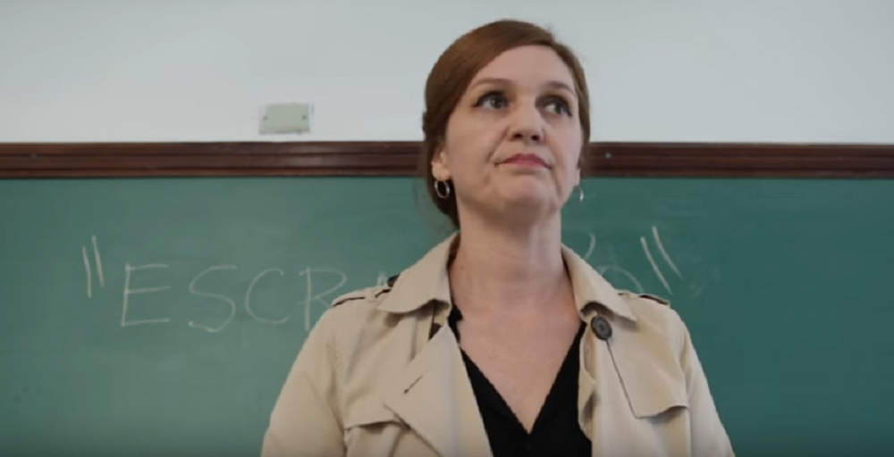 Com atuação e concepção de Helena Albergaria e texto de Gregorio Duvivier, o vídeo ironiza a implantação do projeto "Escola Sem Partido" (Foto: Valter Lima) Com atuação e concepção de Helena Albergaria e texto de Gregorio Duvivier, o vídeo ironiza a implantação do projeto "Escola Sem Partido"