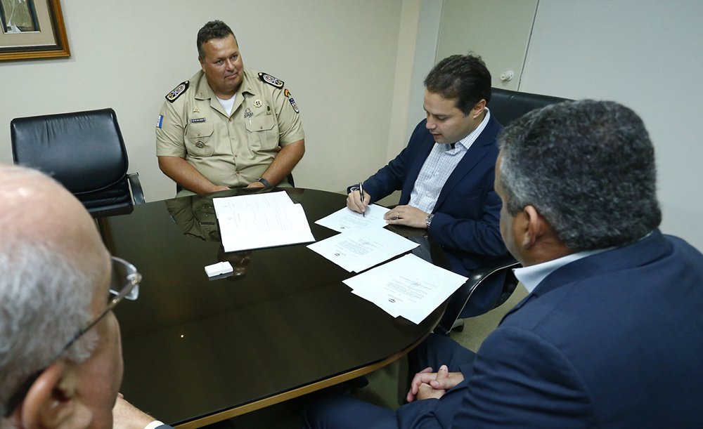 O coronel Paulo Lima Júnior já foi empossado como secretário da Segurança Pública de Alagoa na vaga do o promotor Alfredo Gaspar de Mendonça, que deixou a secretaria após o Supremo Tribunal Federal (STF) decidir que integrantes do Ministério Público não podem ocupar cargos na estrutura do Poder Executivo; transmissão de cargo será realizada na próxima semana (Foto: Voney Malta) O coronel Paulo Lima Júnior já foi empossado como secretário da Segurança Pública de Alagoa na vaga do o promotor Alfredo Gaspar de Mendonça, que deixou a secretaria após o Supremo Tribunal Federal (STF) decidir que integrantes do Ministério Público não podem ocupar cargos na estrutura do Poder Executivo; transmissão de cargo será realizada na próxima semana