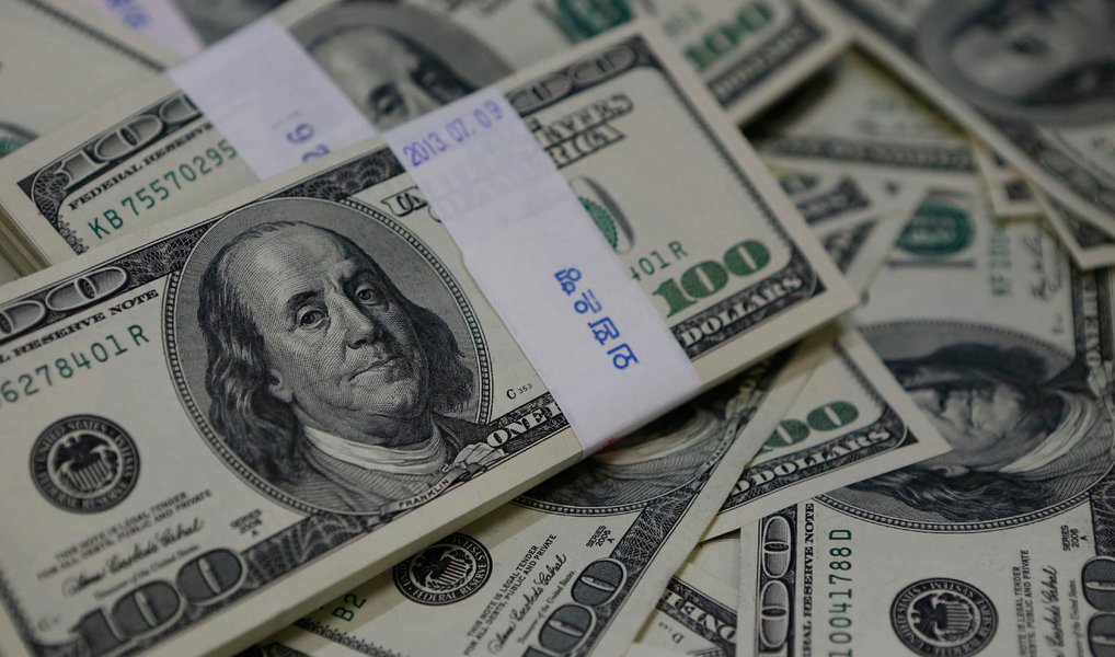Em um dia marcado pela volta das intervenções do Banco Central, a moeda norte-americana voltou a cair e fechou no menor nível em nove meses; o dólar comercial encerrou a sexta (29) vendido a R$ 3,44, com queda de R$ 0,058 (-1,65%); a cotação está no valor mais baixo desde 31 de julho do ano passado (R$ 3,425); o dólar operou em queda durante toda a sessão; com o desempenho de hoje, a divisa encerra abril com queda de 4,34% (Foto: Valter Lima) Em um dia marcado pela volta das intervenções do Banco Central, a moeda norte-americana voltou a cair e fechou no menor nível em nove meses; o dólar comercial encerrou a sexta (29) vendido a R$ 3,44, com queda de R$ 0,058 (-1,65%); a cotação está no valor mais baixo desde 31 de julho do ano passado (R$ 3,425); o dólar operou em queda durante toda a sessão; com o desempenho de hoje, a divisa encerra abril com queda de 4,34%
