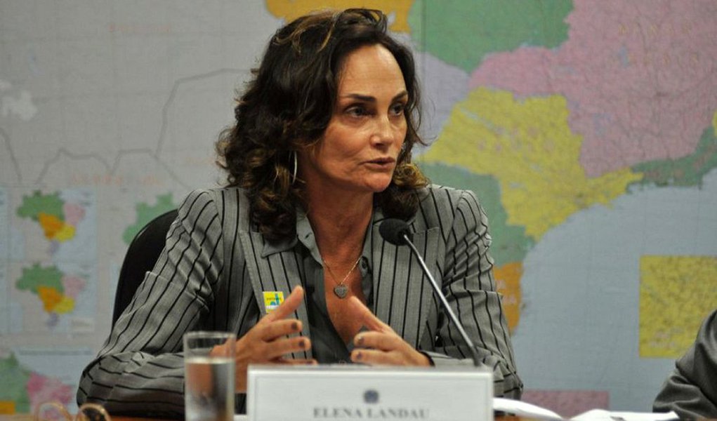 FHC e Landau, entre outros privatistas e entreguistas, foram escorraçados do governo pelo voto popular. Agora, eles desejam voltar ao poder através de um golpe para concluir o serviço sujo da privatização
(Foto: Altamiro Borges) FHC e Landau, entre outros privatistas e entreguistas, foram escorraçados do governo pelo voto popular. Agora, eles desejam voltar ao poder através de um golpe para concluir o serviço sujo da privatização
