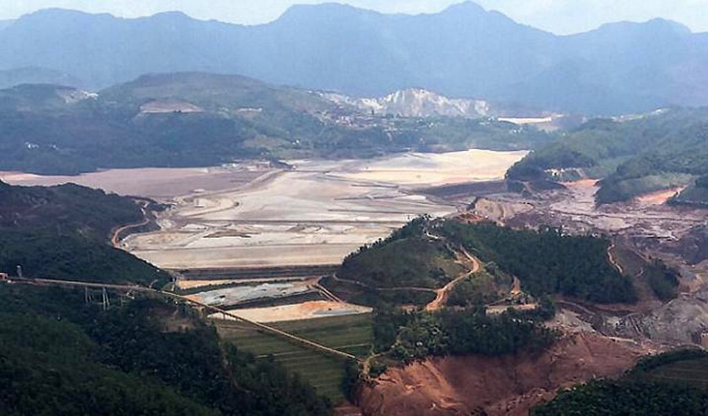 Mineradora Samarco deve realizar com urgência uma perícia especializada para verificar se a lama de rejeitos de minério de ferro ainda vaza na barragem de Fundão, que se rompeu no início de novembro do ano passado em Mariana; decisão é da juíza Rosilene Maria Clemente de Souza Ferreira, da 12ª Vara da Justiça Federal; segundo a magistrada, "não há provas definitivas de que a lama que restou na barragem foi contida e nem que as medidas que estão sendo tomadas para essa contenção são totalmente eficazes" (Foto: Aquiles Lins) Mineradora Samarco deve realizar com urgência uma perícia especializada para verificar se a lama de rejeitos de minério de ferro ainda vaza na barragem de Fundão, que se rompeu no início de novembro do ano passado em Mariana; decisão é da juíza Rosilene Maria Clemente de Souza Ferreira, da 12ª Vara da Justiça Federal; segundo a magistrada, "não há provas definitivas de que a lama que restou na barragem foi contida e nem que as medidas que estão sendo tomadas para essa contenção são totalmente eficazes"