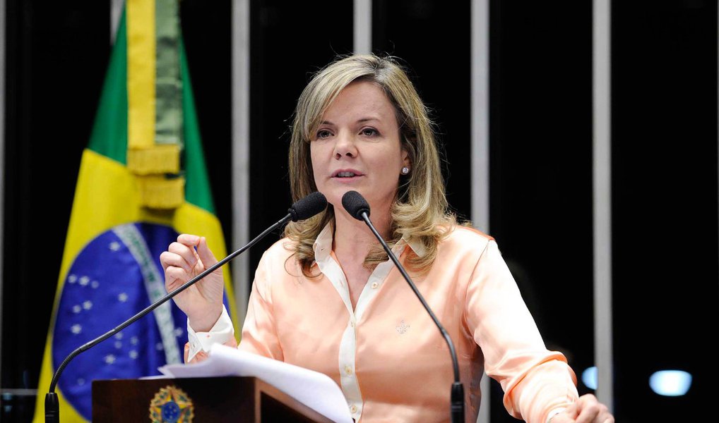 A senadora Gleisi Hoffmann (PT) criticou em pronunciamento nesta quinta (17) os colegas senadores que defendem que um Juiz de primeira instância teria mais competência para realizar um julgamento que os ministros do Supremo Tribunal Federal; “É preocupante quando vemos manifestações de colegas parlamentares alegando que um juízo singular, um juízo de exceção tem mais competência para fazer um julgamento no nosso país do que uma corte suprema, que tem seus ministros sabatinados por esta Casa por longas horas para que sejam nomeados", disse (Foto: Valter Lima) A senadora Gleisi Hoffmann (PT) criticou em pronunciamento nesta quinta (17) os colegas senadores que defendem que um Juiz de primeira instância teria mais competência para realizar um julgamento que os ministros do Supremo Tribunal Federal; “É preocupante quando vemos manifestações de colegas parlamentares alegando que um juízo singular, um juízo de exceção tem mais competência para fazer um julgamento no nosso país do que uma corte suprema, que tem seus ministros sabatinados por esta Casa por longas horas para que sejam nomeados", disse