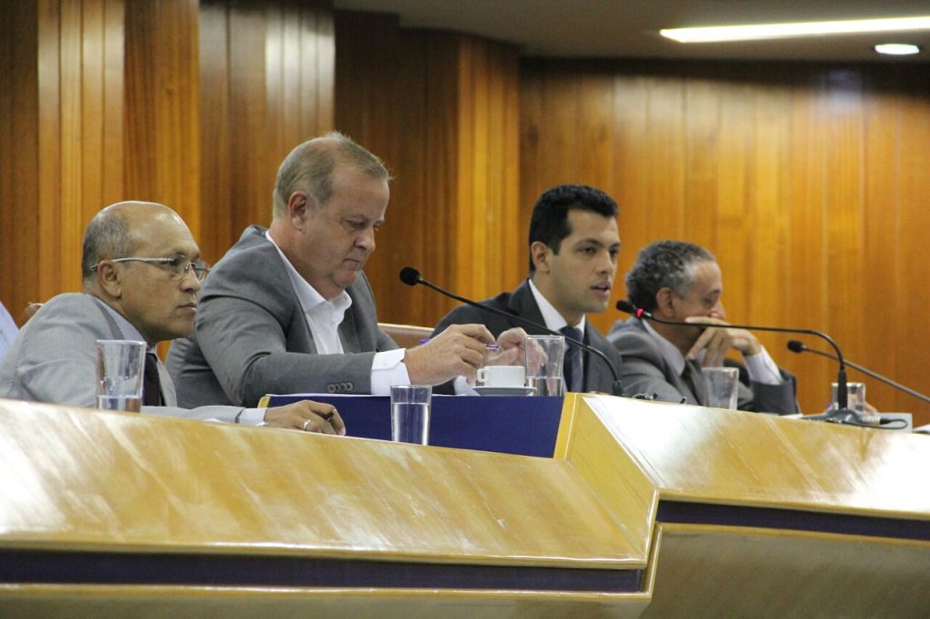 Prefeito Paulo Garcia (PT) esteve na Câmara Municipal nesta segunda-feira para prestar conta do primeiro quadrimestre de 2016; prestação contas ficou sem segundo plano e o que virou destaque no plenário foi a discussão envolvendo a gestão do ex-prefeito Iris Rezende (PMDB); ao ser desafiado pelo vereador Clécio Alves, o prefeito mostrou documento que mostra dívida de R$ 172 milhões da gestão de Iris Rezende com o governo de Goiás em 2010; desde que a aliança entre PT e PMDB foi rompida, membros dos partidos trocam acusações (Foto: José Barbacena) Prefeito Paulo Garcia (PT) esteve na Câmara Municipal nesta segunda-feira para prestar conta do primeiro quadrimestre de 2016; prestação contas ficou sem segundo plano e o que virou destaque no plenário foi a discussão envolvendo a gestão do ex-prefeito Iris Rezende (PMDB); ao ser desafiado pelo vereador Clécio Alves, o prefeito mostrou documento que mostra dívida de R$ 172 milhões da gestão de Iris Rezende com o governo de Goiás em 2010; desde que a aliança entre PT e PMDB foi rompida, membros dos partidos trocam acusações