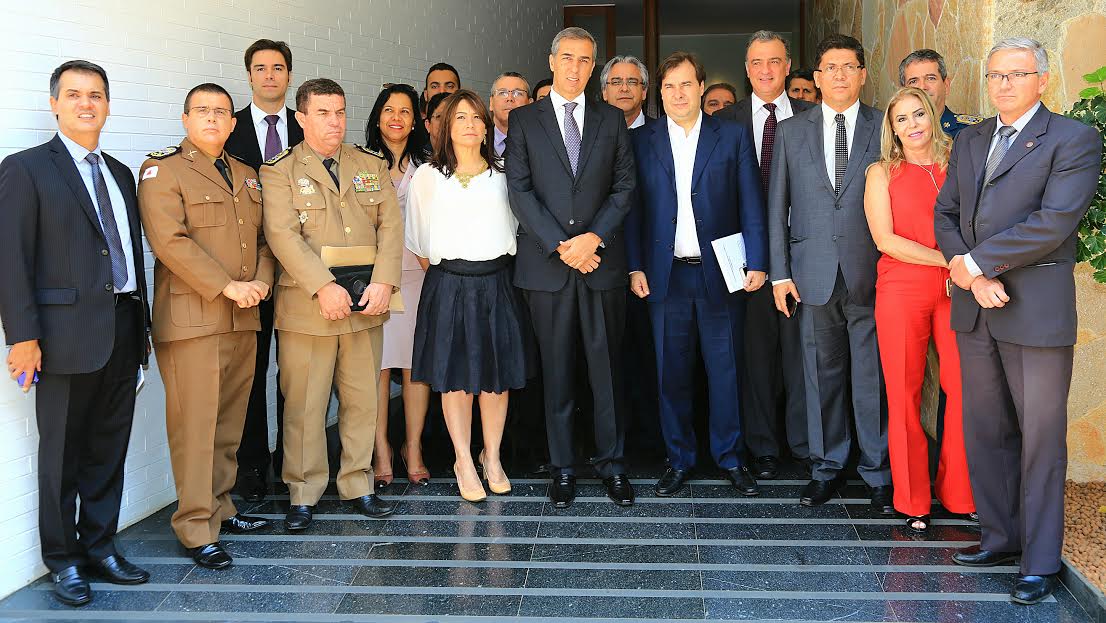 Vice-governador e titular da SSPAP, José Eliton liderou comitiva de integrantes do Pacto Interestadual Integrador em reunião com o presidente da Câmara dos Deputados, Rodrigo Maia; mudanças na legislação penal, investimentos no sistema penitenciário e criação do Ministério da Segurança Pública são prioridades a serem analisas em Brasília a partir do próximo mês; “Segurança pública é prioridade dos brasileiros hoje. Se é dos brasileiros, precisa ser nossa também”, disse o presidente da Câmara dos Deputados, Rodrigo Maia (Foto: José Barbacena) Vice-governador e titular da SSPAP, José Eliton liderou comitiva de integrantes do Pacto Interestadual Integrador em reunião com o presidente da Câmara dos Deputados, Rodrigo Maia; mudanças na legislação penal, investimentos no sistema penitenciário e criação do Ministério da Segurança Pública são prioridades a serem analisas em Brasília a partir do próximo mês; “Segurança pública é prioridade dos brasileiros hoje. Se é dos brasileiros, precisa ser nossa também”, disse o presidente da Câmara dos Deputados, Rodrigo Maia