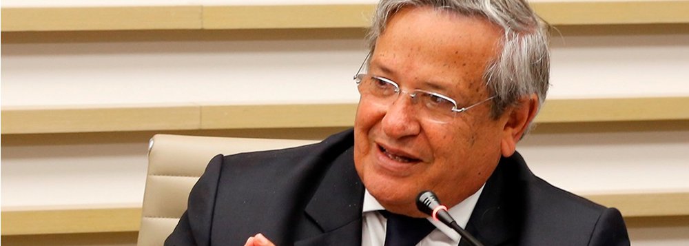 Membro da comissão que analisa o processo de impeachment da presidente Dilma Rousseff, o baiano Benito Gama classifica como "brilhante" o parecer favorável apresentado pelo relator, deputado Jovair Arantes (PTB-GO); "O senhor não é advogado, é dentista. Mas com esse relatório, vossa excelência se tornou adventista, advogado e dentista. Nós temos orgulho de estarmos ao seu lado defendendo este relatório", diz Benito (Foto: Romulo Faro) Membro da comissão que analisa o processo de impeachment da presidente Dilma Rousseff, o baiano Benito Gama classifica como "brilhante" o parecer favorável apresentado pelo relator, deputado Jovair Arantes (PTB-GO); "O senhor não é advogado, é dentista. Mas com esse relatório, vossa excelência se tornou adventista, advogado e dentista. Nós temos orgulho de estarmos ao seu lado defendendo este relatório", diz Benito