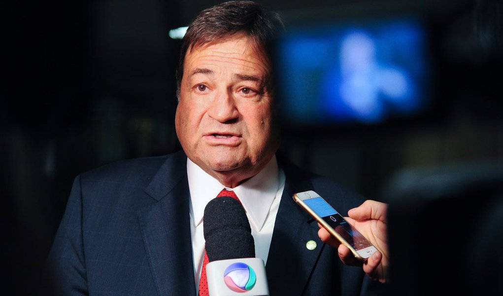 O PRB pode comandar o Ministério da Agricultura, Pecuária e Abastecimento (Mapa) caso a presidente Dilma seja afastada e o vice-presidente da República, Michel Temer (PMDB), assuma o comando do Palácio do Planalto. É o que informa a versão online da IstoÉ; deputado César Halum TO) estaria sendo o nome mais cotado dentro do Partido Republicano Brasileiro para assumir a pasta em um eventual governo Temer. (Foto: Leonardo Lucena) O PRB pode comandar o Ministério da Agricultura, Pecuária e Abastecimento (Mapa) caso a presidente Dilma seja afastada e o vice-presidente da República, Michel Temer (PMDB), assuma o comando do Palácio do Planalto. É o que informa a versão online da IstoÉ; deputado César Halum TO) estaria sendo o nome mais cotado dentro do Partido Republicano Brasileiro para assumir a pasta em um eventual governo Temer.