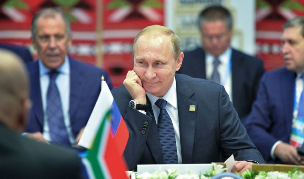 Em entrevista à agência Sputnik, o presidente russo diz que a "Índia é um parceiro estratégico da Rússia particularmente privilegiado" e fala sobre o bloco comercial, que se reunirá nesse fim de semana; "O BRICS é um dos elementos chave do mundo multipolar em formação", diz Putin; para ele, "este encontro é uma boa oportunidade para os líderes do 'quinteto' 'sincronizarem seus relógios' quanto às questões chave da agenda internacional. Estamos decididos a cooperar na área de combate ao terrorismo, luta contra tráfego de drogas e corrupção" (Foto: Gisele Federicce) Em entrevista à agência Sputnik, o presidente russo diz que a "Índia é um parceiro estratégico da Rússia particularmente privilegiado" e fala sobre o bloco comercial, que se reunirá nesse fim de semana; "O BRICS é um dos elementos chave do mundo multipolar em formação", diz Putin; para ele, "este encontro é uma boa oportunidade para os líderes do 'quinteto' 'sincronizarem seus relógios' quanto às questões chave da agenda internacional. Estamos decididos a cooperar na área de combate ao terrorismo, luta contra tráfego de drogas e corrupção"