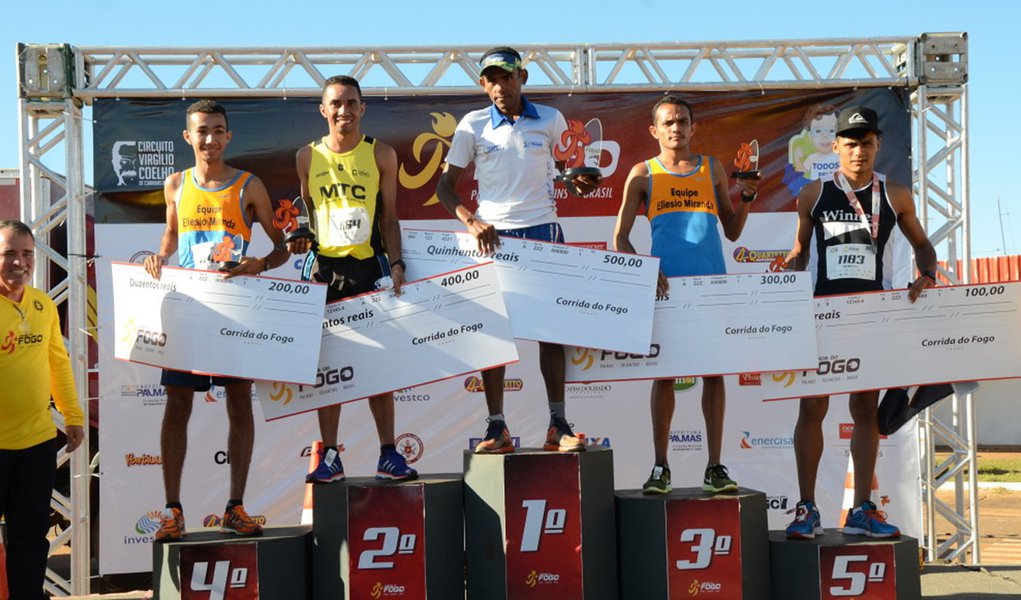 11° edição da Corrida do Fogo que aconteceu neste domingo, 3, reuniu mais de 1.300 pessoas e aconteceu no pátio do Quartel do Comando Geral do Corpo de Bombeiros Militar do Tocantins; corredores da prova de 5 km, categoria público geral, chegaram com menos de 17 minutos do início da prova; quem garantiu o 1° lugar no pódio foi o atleta, Igor Gabriel de Carvalho; já na categoria 10 km feminino, público geral, a corredora Elaine Cristina Pereira de Souza foi a primeira colocada; realizada anualmente em comemoração ao Dia do Bombeiro, celebrado em 2 de julho, a Corrida do Fogo é uma das provas mais tradicionais de corrida de rua do Tocantins (Foto: Aquiles Lins) 11° edição da Corrida do Fogo que aconteceu neste domingo, 3, reuniu mais de 1.300 pessoas e aconteceu no pátio do Quartel do Comando Geral do Corpo de Bombeiros Militar do Tocantins; corredores da prova de 5 km, categoria público geral, chegaram com menos de 17 minutos do início da prova; quem garantiu o 1° lugar no pódio foi o atleta, Igor Gabriel de Carvalho; já na categoria 10 km feminino, público geral, a corredora Elaine Cristina Pereira de Souza foi a primeira colocada; realizada anualmente em comemoração ao Dia do Bombeiro, celebrado em 2 de julho, a Corrida do Fogo é uma das provas mais tradicionais de corrida de rua do Tocantins