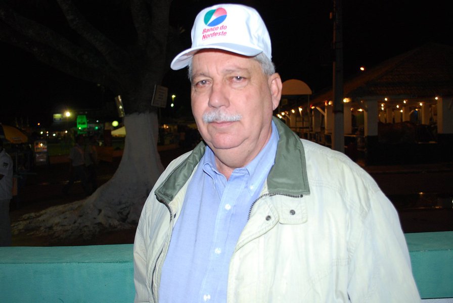Com cerca de R$ 5 milhões em bens bloqueados pelo Ministério Público Federal, o ex-governador da Bahia e ex-prefeito de Guanambi Nilo Coelho (PSDB) se defende e nega as irregularidades apontadas pelo órgão; ele diz que durante sua gestão como prefeito cumpriu com todos os trâmites legais "com o objetivo de zelar pelo dinheiro público", e não utilizou "nem um litro de gasolina pago pela prefeitura"; "Não fiz isso, e nem usei carro oficial durante gestão na prefeitura de Guanambi"; Nilo Coelho é acusado ainda de favorecer a empresa Cardoso Fernandes Santana Construções Ltda., para que ele ganhasse a licitação realizada na construção de 100 casas populares no município do qual foi prefeito; ele nega também (Foto: Romulo Faro) Com cerca de R$ 5 milhões em bens bloqueados pelo Ministério Público Federal, o ex-governador da Bahia e ex-prefeito de Guanambi Nilo Coelho (PSDB) se defende e nega as irregularidades apontadas pelo órgão; ele diz que durante sua gestão como prefeito cumpriu com todos os trâmites legais "com o objetivo de zelar pelo dinheiro público", e não utilizou "nem um litro de gasolina pago pela prefeitura"; "Não fiz isso, e nem usei carro oficial durante gestão na prefeitura de Guanambi"; Nilo Coelho é acusado ainda de favorecer a empresa Cardoso Fernandes Santana Construções Ltda., para que ele ganhasse a licitação realizada na construção de 100 casas populares no município do qual foi prefeito; ele nega também