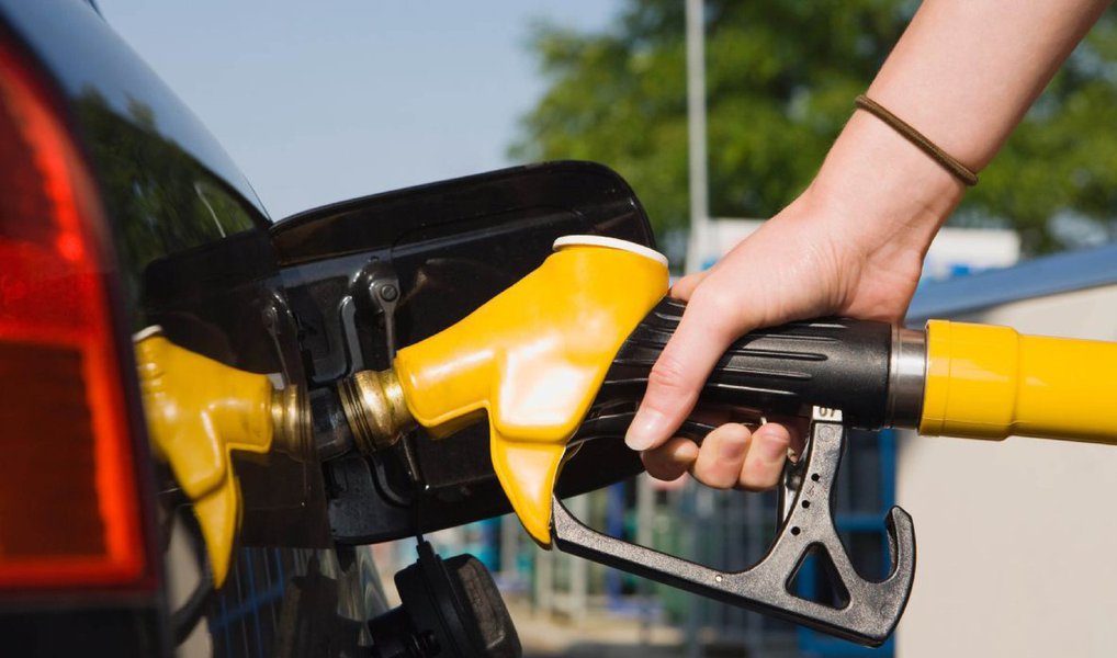 Segundo o site Global Petrol Prices, a média de preços registrada até o último dia 28 colocava a gasolina brasileira na 43ª posição, em um ranking feito com 184 países; preço médio na época do levantamento era de R$ 3,27 e o Brasil deverá manter-se entre os 50 países com a gasolina mais barata mesmo com o aumento de 6% anunciado pela Petrobras na semana passada (Foto: Paulo Emílio) www.brasil247.com - Segundo o site Global Petrol Prices, a média de preços registrada até o último dia 28 colocava a gasolina brasileira na 43ª posição, em um ranking feito com 184 países; preço médio na época do levantamento era de R$ 3,27 e o Brasil deverá manter-se entre os 50 países com a gasolina mais barata mesmo com o aumento de 6% anunciado pela Petrobras na semana passada