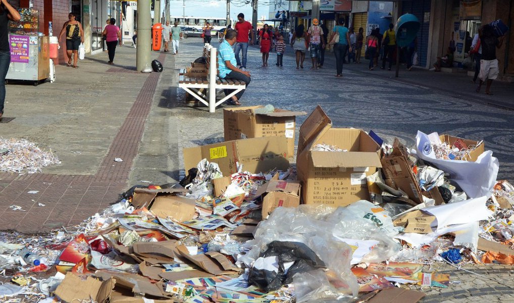 Os trabalhadores da limpeza pública de Aracaju entrarão em greve a partir desta quinta (21); de acordo com o vice-presidente do Sindicato dos Trabalhadores da Limpeza Pública e Comercial de Sergipe (Sindlimp), Anderson Vidal, a categoria relata falta de cumprimento no pagamento de benefícios e excesso de carga horária de trabalho (Foto: Valter Lima) Os trabalhadores da limpeza pública de Aracaju entrarão em greve a partir desta quinta (21); de acordo com o vice-presidente do Sindicato dos Trabalhadores da Limpeza Pública e Comercial de Sergipe (Sindlimp), Anderson Vidal, a categoria relata falta de cumprimento no pagamento de benefícios e excesso de carga horária de trabalho