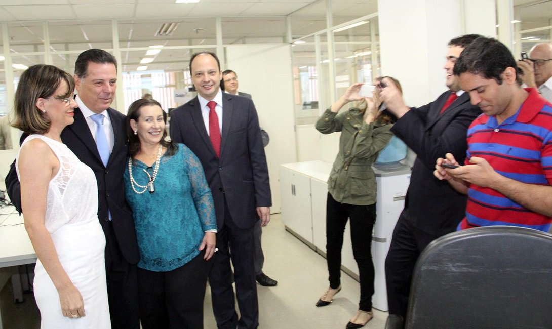 Dando continuidade à agenda de reuniões nas sedes das secretarias, o governador esteve nesta quarta-feira na Segplan, onde determinou a retomada do programa de meritocracia para escolha de cargos de chefia e pediu agilidade na execução e chamamento dos concursos; “Solicitei ao secretário que prepare todos os procedimentos para que façamos a seleção de gerentes meritocráticos em todas as áreas. Essa é uma situação definitiva”; sobre concursos públicos, destacou que o Estado está em fase de contratação de metade dos concursados aprovados para a Polícia Técnico-Científica, definindo o cronograma de contratação de mais defensores públicos e da seleção para Segurança Pública (Foto: José Barbacena) Dando continuidade à agenda de reuniões nas sedes das secretarias, o governador esteve nesta quarta-feira na Segplan, onde determinou a retomada do programa de meritocracia para escolha de cargos de chefia e pediu agilidade na execução e chamamento dos concursos; “Solicitei ao secretário que prepare todos os procedimentos para que façamos a seleção de gerentes meritocráticos em todas as áreas. Essa é uma situação definitiva”; sobre concursos públicos, destacou que o Estado está em fase de contratação de metade dos concursados aprovados para a Polícia Técnico-Científica, definindo o cronograma de contratação de mais defensores públicos e da seleção para Segurança Pública