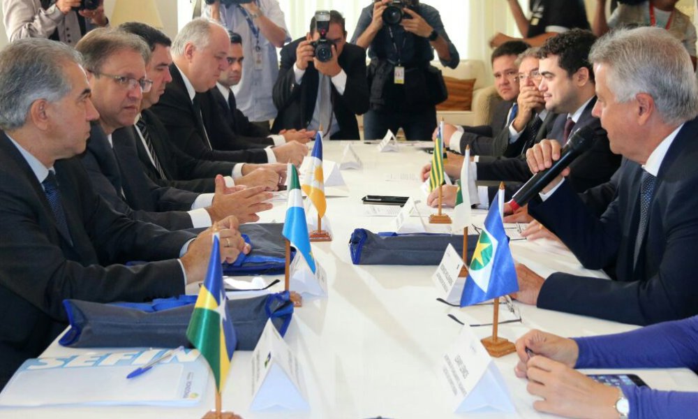 O último encontro do Fórum de Governadores do Brasil Central de 2016 ocorre, em Brasília (DF), na residência oficial do governo do Distrito Federal; o tema prioritário desta edição é composto pelas compras públicas; o Consórcio está trabalhando na elaboração de ferramentas que gerem economia nas compras governamentais dos estados do Brasil Central; “Os governadores estão tomando as iniciativas necessárias para a recuperação econômica dos estados. O Consórcio Brasil Central tem mostrado como se faz gestão e como nós estamos nos preparando para o amanhã”, afirmou o governador Marcelo Miranda, durante coletiva de imprensa na abertura do Fórum (Foto: Leonardo Lucena) O último encontro do Fórum de Governadores do Brasil Central de 2016 ocorre, em Brasília (DF), na residência oficial do governo do Distrito Federal; o tema prioritário desta edição é composto pelas compras públicas; o Consórcio está trabalhando na elaboração de ferramentas que gerem economia nas compras governamentais dos estados do Brasil Central; “Os governadores estão tomando as iniciativas necessárias para a recuperação econômica dos estados. O Consórcio Brasil Central tem mostrado como se faz gestão e como nós estamos nos preparando para o amanhã”, afirmou o governador Marcelo Miranda, durante coletiva de imprensa na abertura do Fórum