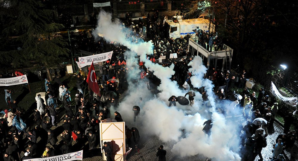 A polícia turca usou gás lacrimogêneo e canhões d'água neste sábado (5) contra uma multidão de manifestantes que exigiam a libertação de jornalistas e editores do jornal de oposição Cumhuriyet em Istambul; país caminha para se tornar uma ditadura cada vez mais repressiva (Foto: Leonardo Attuch) A polícia turca usou gás lacrimogêneo e canhões d'água neste sábado (5) contra uma multidão de manifestantes que exigiam a libertação de jornalistas e editores do jornal de oposição Cumhuriyet em Istambul; país caminha para se tornar uma ditadura cada vez mais repressiva