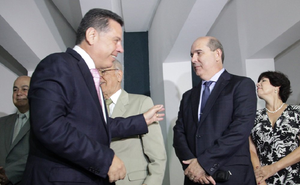 Economista Fernando Navarrete assume a Secretaria da Fazenda de Goiás após saída de Ana Carla Abrão, que teve uma gestão marcada pela austeridade e controle excessivo dos gastos diante da crise nacional; novo secretário disse que não pretende aumentar impostos e tem como prioridade a política desenvolvimentista; "Não vamos esquecer o foco no crescimento e em nossa obrigação de entregar à sociedade todas as ferramentas necessárias para seu desenvolvimento"; a primeira medida de Navarrete foi retomar o modelo antigo do calendário de pagamento do IPVA (Foto: José Barbacena) Economista Fernando Navarrete assume a Secretaria da Fazenda de Goiás após saída de Ana Carla Abrão, que teve uma gestão marcada pela austeridade e controle excessivo dos gastos diante da crise nacional; novo secretário disse que não pretende aumentar impostos e tem como prioridade a política desenvolvimentista; "Não vamos esquecer o foco no crescimento e em nossa obrigação de entregar à sociedade todas as ferramentas necessárias para seu desenvolvimento"; a primeira medida de Navarrete foi retomar o modelo antigo do calendário de pagamento do IPVA
