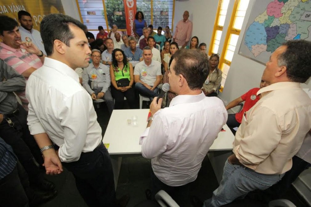 O presidente metropolitano do PV (Partido Verde), Cloverly Domingues, reforçou, em reunião com Vanderlan Cardoso e candidatos a vereador nesta terça-feira, que o partido segue firme em apoio à coligação Uma Nova Goiânia e que a atitude do presidente estadual do partido, Eduardo Zaratz, não reflete a posição da sigla; segundo Domingues, esta seria uma atitude isolada e personificada apenas pelo dirigente do PV no Estado, mas não da Capital; “É uma atitude isolada do presidente estadual e, na verdade, nenhum de nós sabe o porquê desta decisão, pois continuamos firmes ao lado do Vanderlan” (Foto: José Barbacena) O presidente metropolitano do PV (Partido Verde), Cloverly Domingues, reforçou, em reunião com Vanderlan Cardoso e candidatos a vereador nesta terça-feira, que o partido segue firme em apoio à coligação Uma Nova Goiânia e que a atitude do presidente estadual do partido, Eduardo Zaratz, não reflete a posição da sigla; segundo Domingues, esta seria uma atitude isolada e personificada apenas pelo dirigente do PV no Estado, mas não da Capital; “É uma atitude isolada do presidente estadual e, na verdade, nenhum de nós sabe o porquê desta decisão, pois continuamos firmes ao lado do Vanderlan”